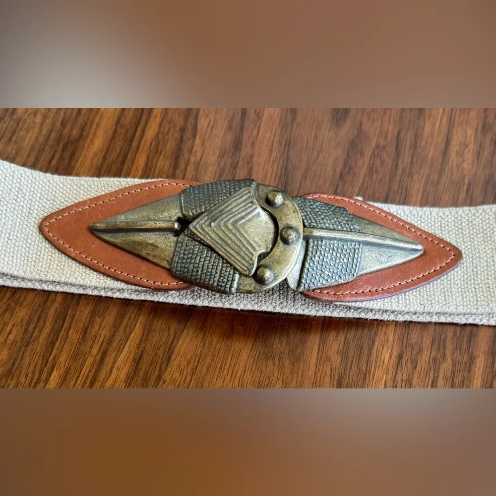 Arrowhead Omega belt. Vintage Size M: cinches your look with effortless style.